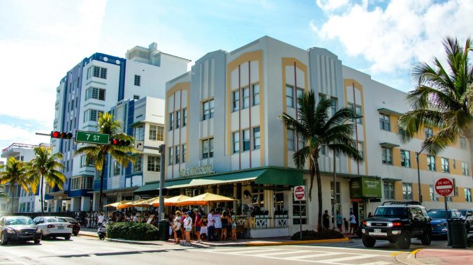 Vooraanzicht van hotel Majestic South Beach
