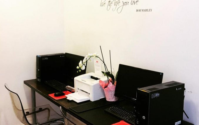 computer hoek van collins hotel