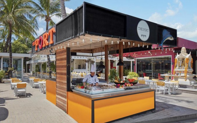 Restaurant de Port resort DoubleTree by Hilton Banthai Spa