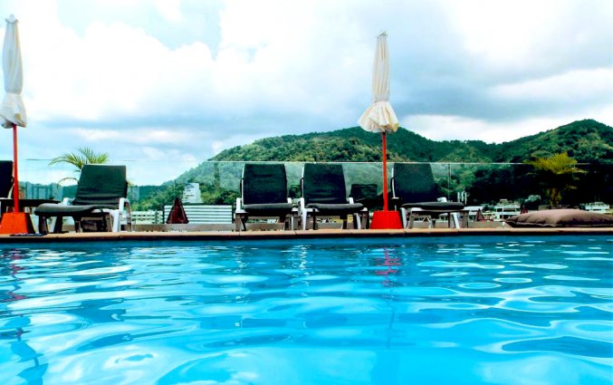Rooftop zwembad met op de achtergrond bergen van DAYS INN PATONG BEACH op Phuket