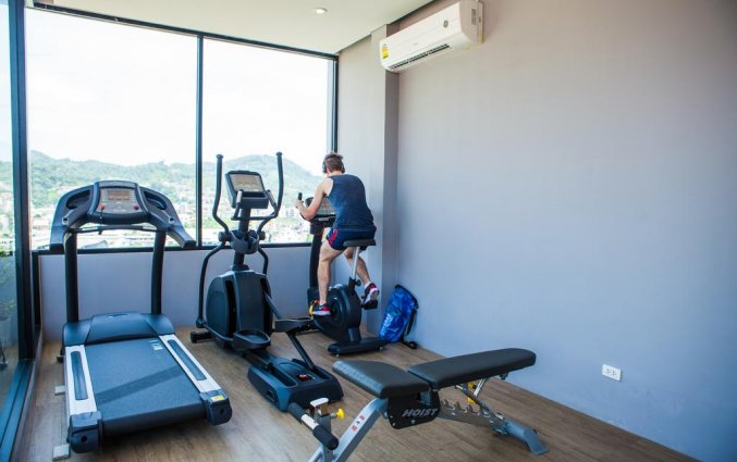Sportschool met uitzicht op de bergen van hotel the Crib patong op Phuket