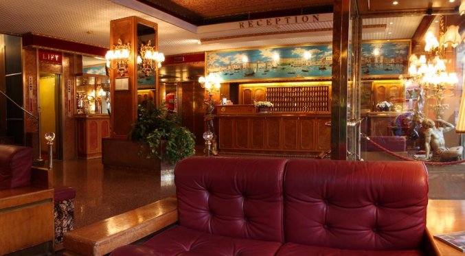 Receptie van hotel Venezia