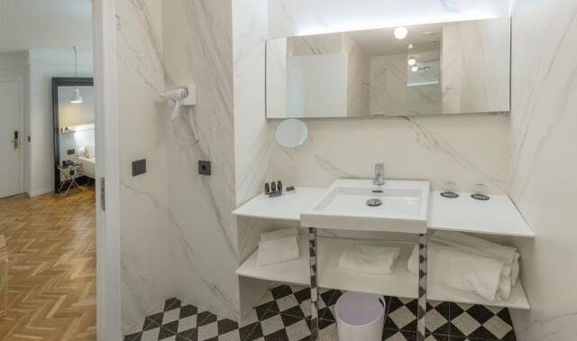 Badkamer van een tweepersoonskamer van Hotel SH Ingles Boutique in Valencia