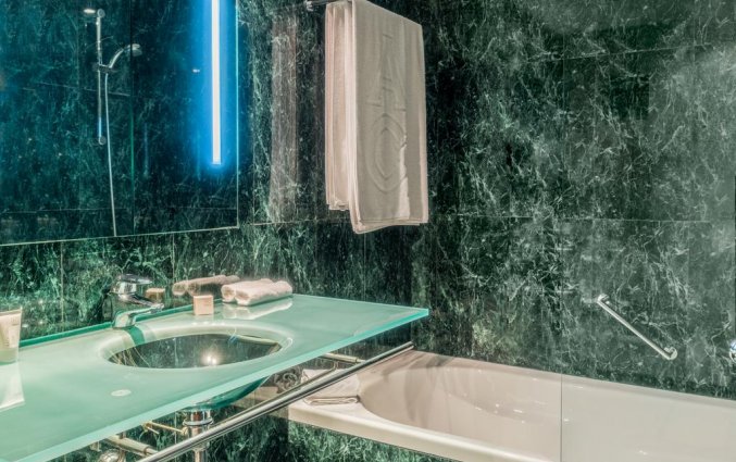 Badkamer van een tweepersoonskamer van Hotel AC in Valencia