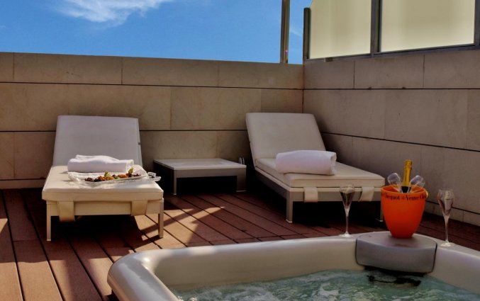 Terras en hot tub van Hotel Neptuno in Valencia