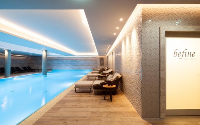 Binnenzwembad van Hotel Titanic Chausee in Berlijn