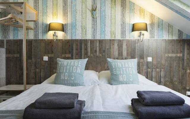 Tweepersoonskamer met een tweepersoonsbed van Hotel Royal Court in Praag
