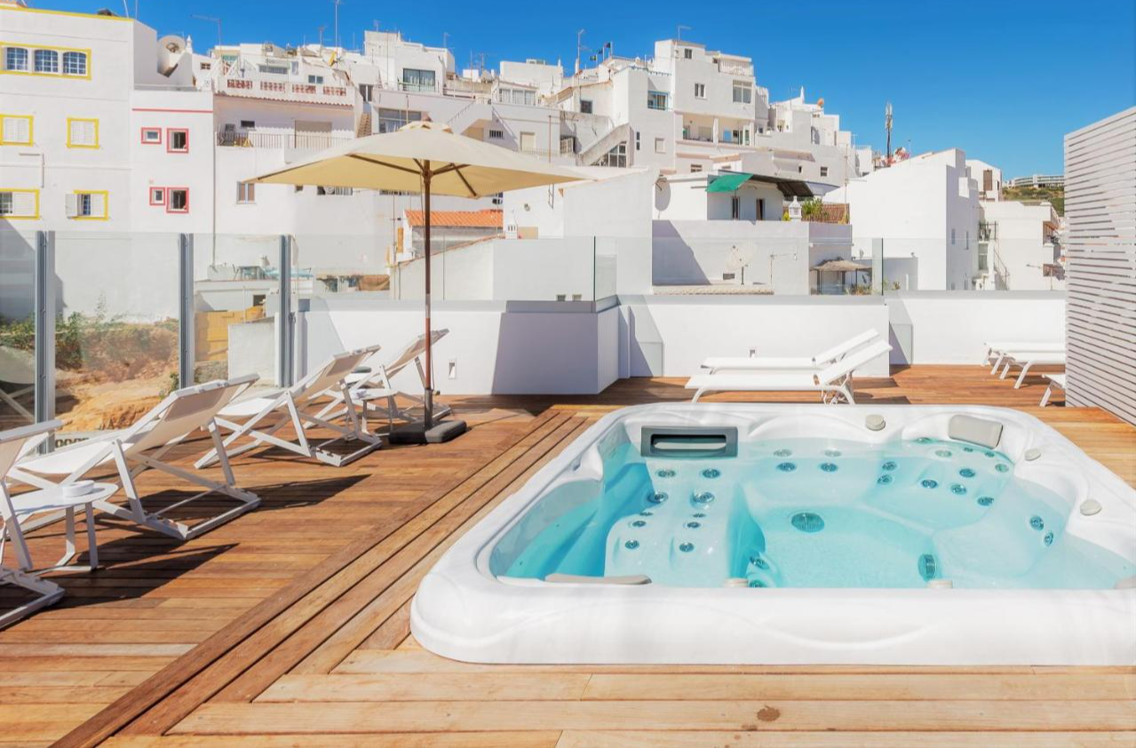 Dakterras met jacuzzi van Hotel Baltum in de Algarve