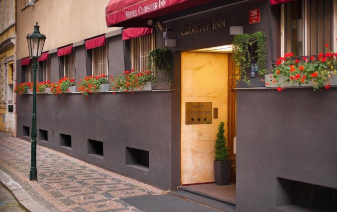 Vooraanzicht van hotel Cloister Inn Praag