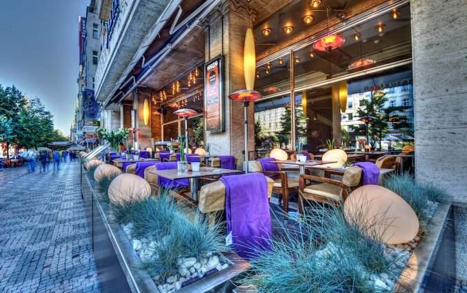 Buiten restaurant van hotel Jalta Boutique