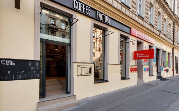 Entree van Appartementen Royal Court Legerova in Praag