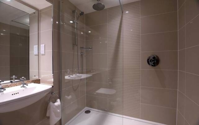 Badkamer van hotel Macdonald Holyrood in Edinburgh