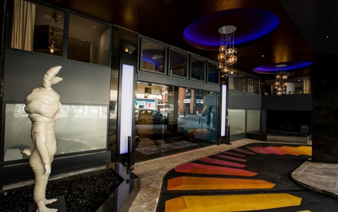 ingang van hotel NYX in Madrid