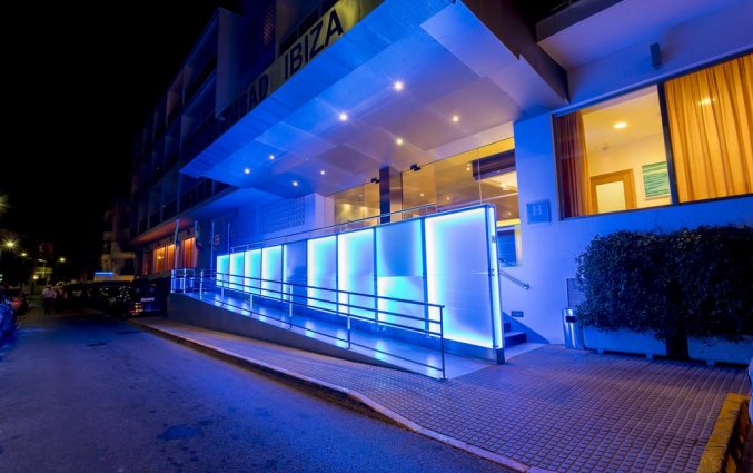 Ingang van hotel Simbad in Ibiza