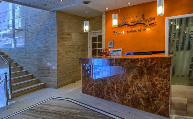 Receptie van hotel La Cala in Alicante