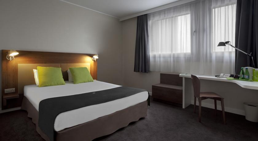 Tweepersoonsbed in kamer van Hotel Campanile Warschau