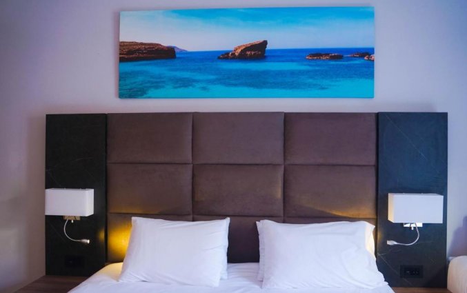 Bed in een kamer van Pebbles Resort St. Paul's Bay