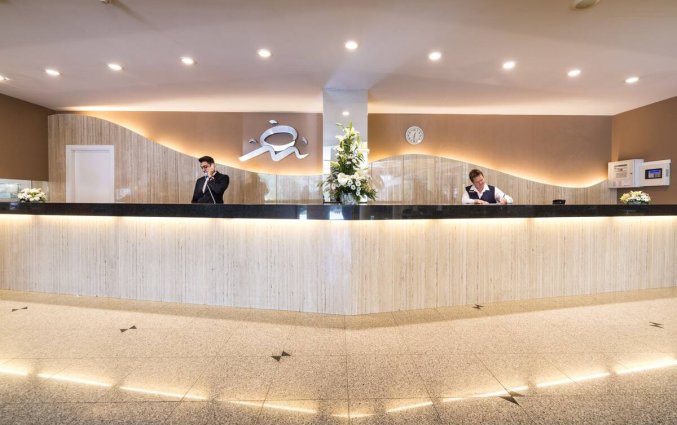 Receptie van ApartHotel Costa Encantada in de Costa Brava