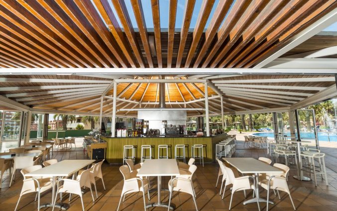 Terras van ApartHotel Costa Encantada in de Costa Brava