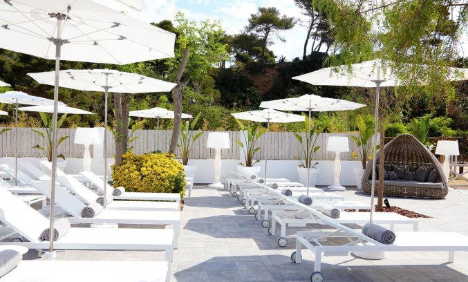 Ligbedjes bij zwembad van Hotel Golden Mar Menuda aan de Costa Brava