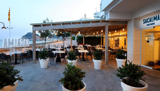 Terras van Hotel Golden Mar Menuda aan de Costa Brava