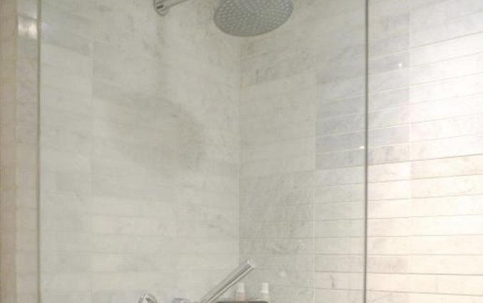 badkamer in kamer van hotel & pool McCarren New York