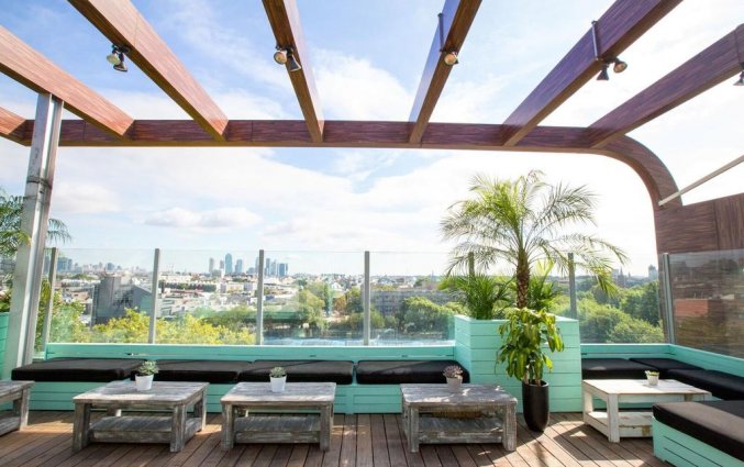 skybar met uitzicht op skyline van  hotel & pool McCarren New York