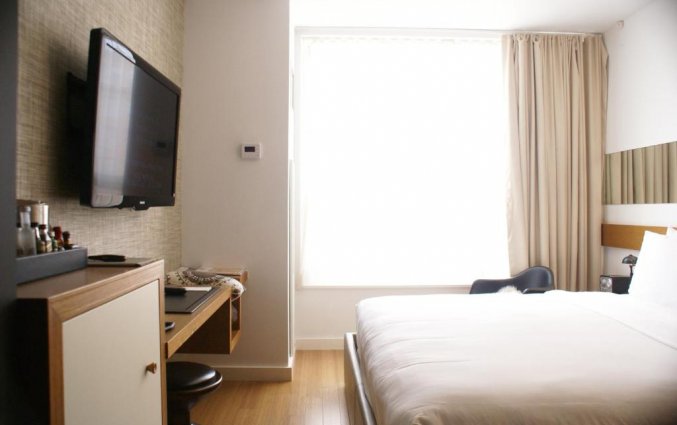 Tweepersoonsbed in kamer