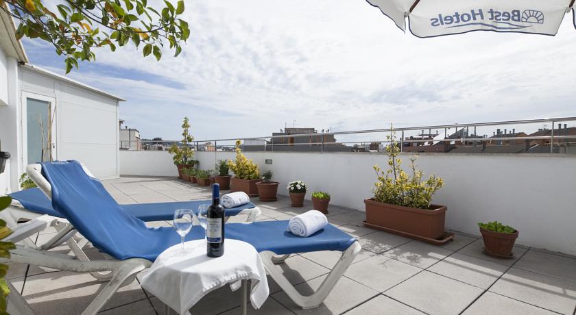 Dakterras met zonneterras van Hotel Aranea in Barcelona