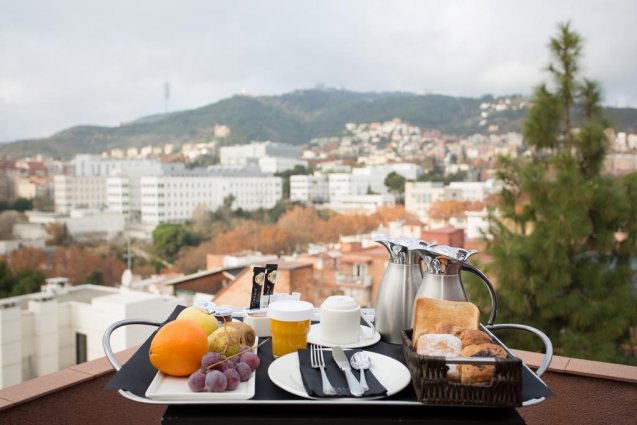 Uitzicht vanaf het dakterras van Hotel Catalonia Park Güell in Barcelona