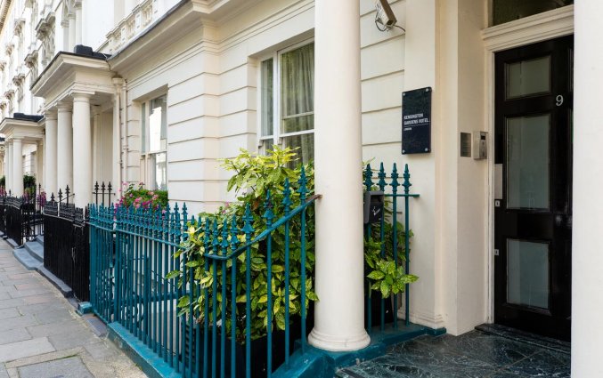 Ingang van Hotel Kensington Gardens in Londen