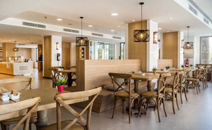 Restaurant van Hotel Tomir Portals Suites op Mallorca