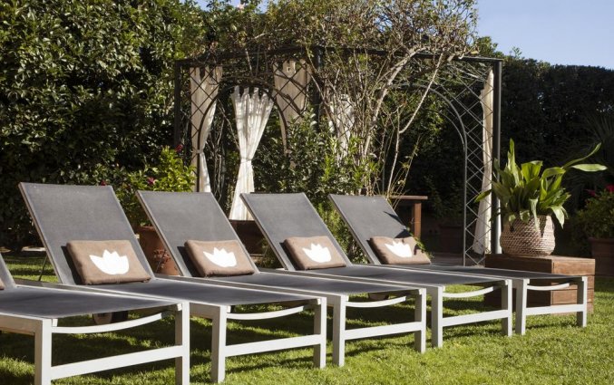Ligbedden op het zonneterras van Hotel Luna Park & Spa
