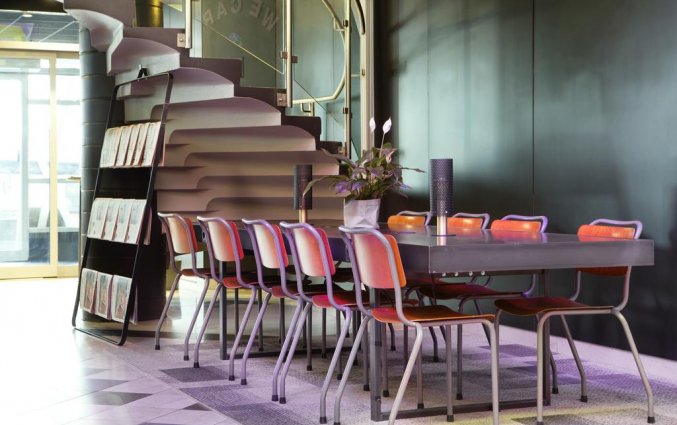 Tafel met zitplaatsen van Comfort hotel Xpres Stockholm Central