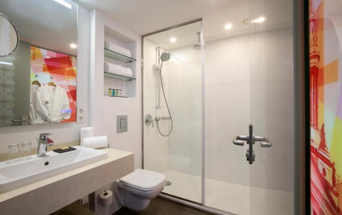 Badkamer in de suite of kamer van TWO hotel Berlin by Axel in Berlijn