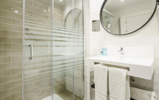 Badkamer in kamer of suite van Hotel Ilunion Bilbao