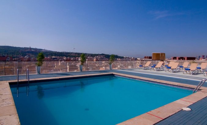 Buitenzwembad van Hotel Expo in Barcelona