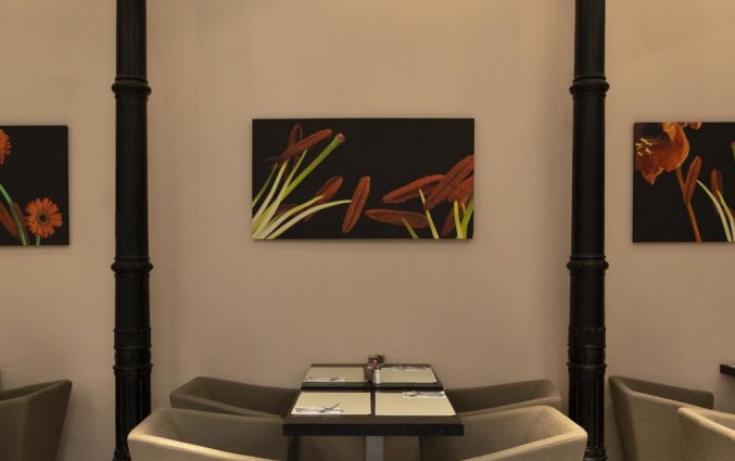 Tafel in de ontbijtzaal van hotel Petit Palace Plaza Malaga