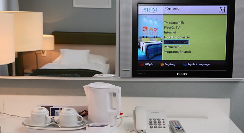 Televisie in een tweepersoonskamer van Hotel Atrium Fashion in Budapest