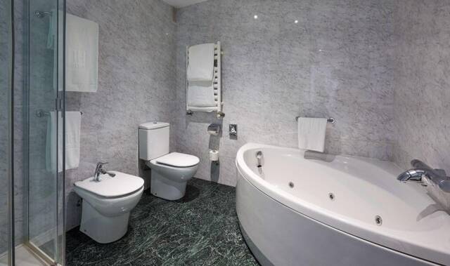 Badkamer van NH Collection Villa de Bilbao
