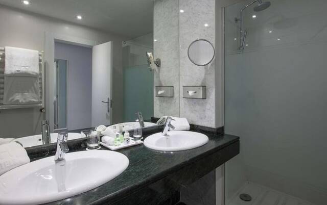 Badkamer van NH Collection Villa de Bilbao