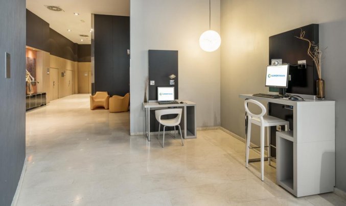 Computers in de lobby van Hotel Ilunion Aqua 3 in Valencia