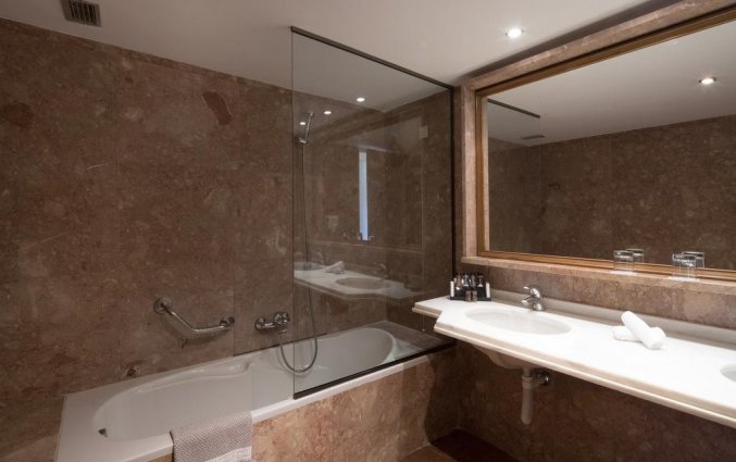 Badkamer van hotel Corfu Holiday Palace in Corfu