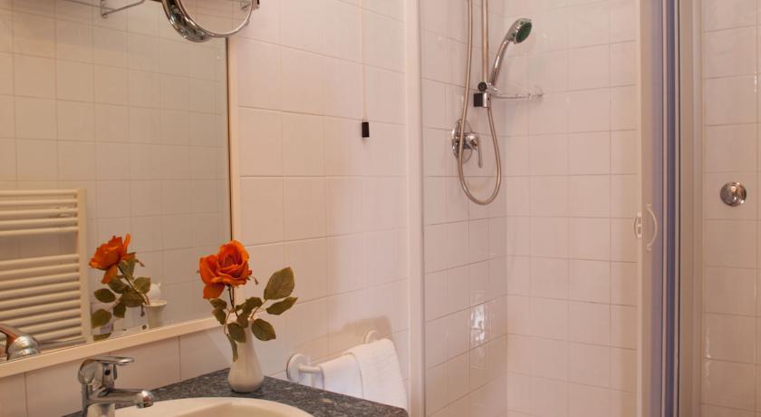 Badkamer van hotel Piemonte in Rome