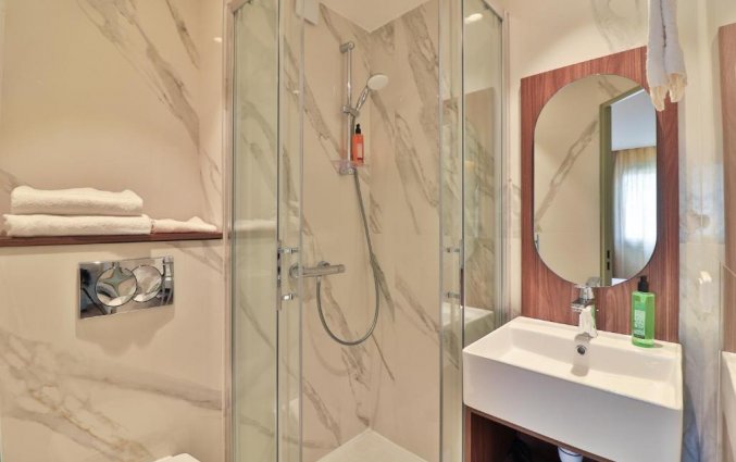 Badkamer van een tweepersoonskamer van Hotel du Pin Nice Port in Nice