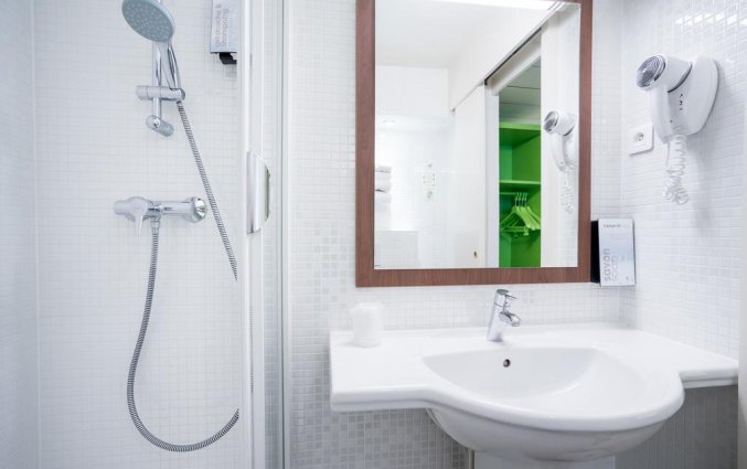 Badkamer van een tweepersoonskamer van Hotel Campanile Hotel Nice Centre Acropolis in Nice