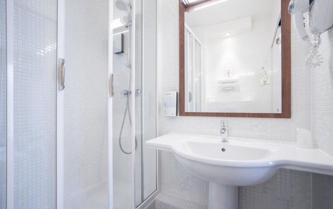 Badkamer van een tweepersoonskamer van Hotel Campanile Hotel Nice Centre Acropolis in Nice