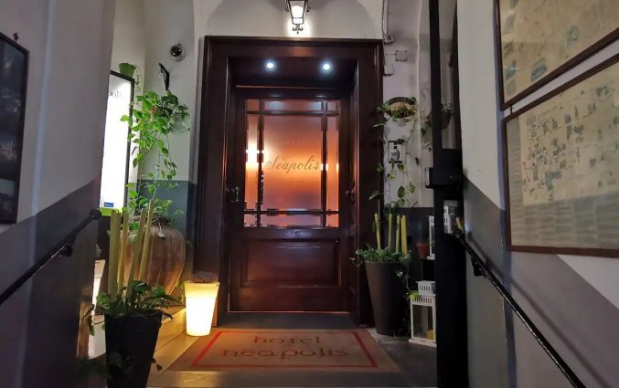 Entree van Hotel Neapolis in Napels