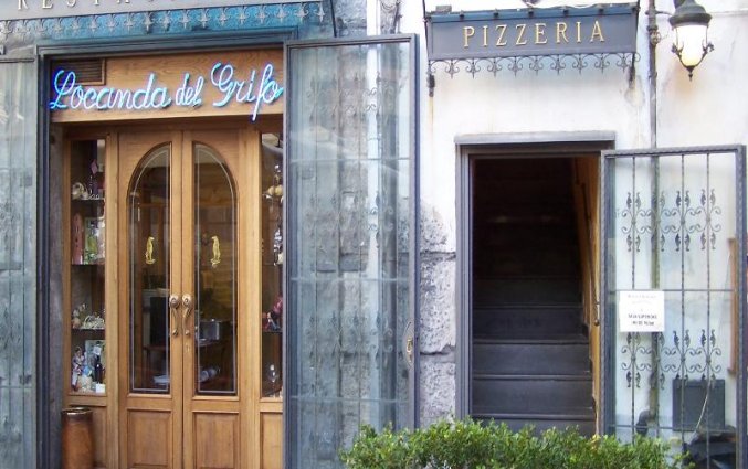 Entree van Hotel Neapolis in Napels