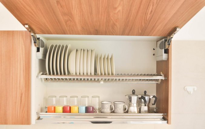 Kitchenette met servies van Appartementen Hermes Inn Napoli in Napels